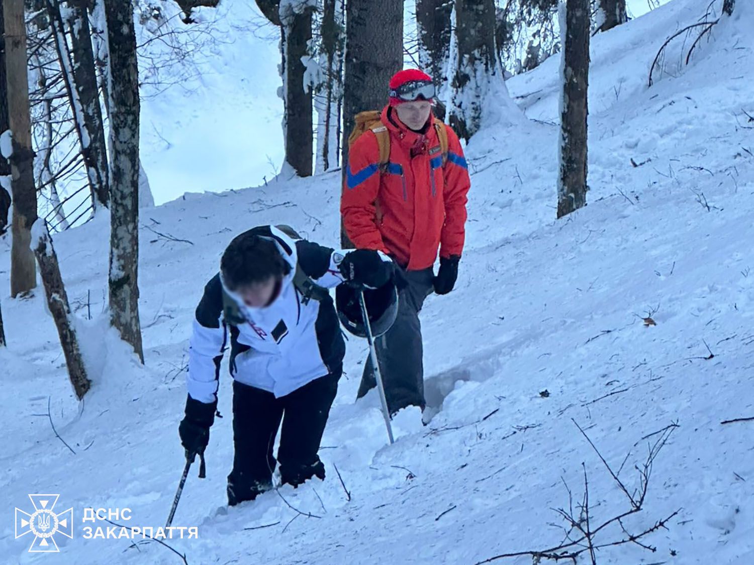 Заблукалий лижник з рятувальниками