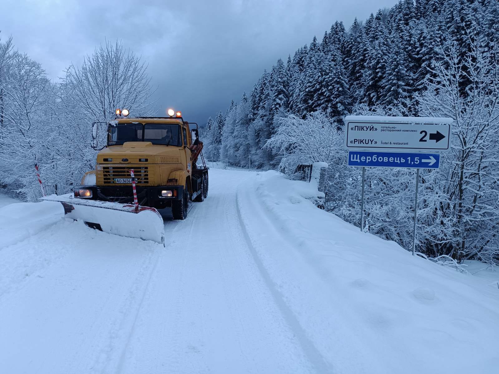 Снігоочисна техніка під час роботи після сильного снігопаду на Закарпатті