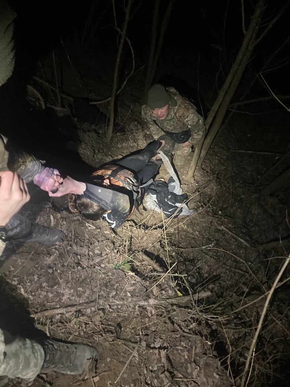 Ледь живого чоловіка знайшли прикордонники на березі Тиси та врятували його