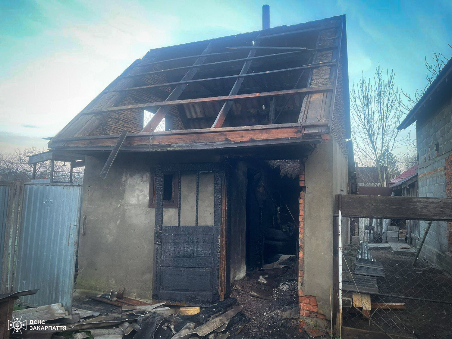 Надвірна споруда після пожежі