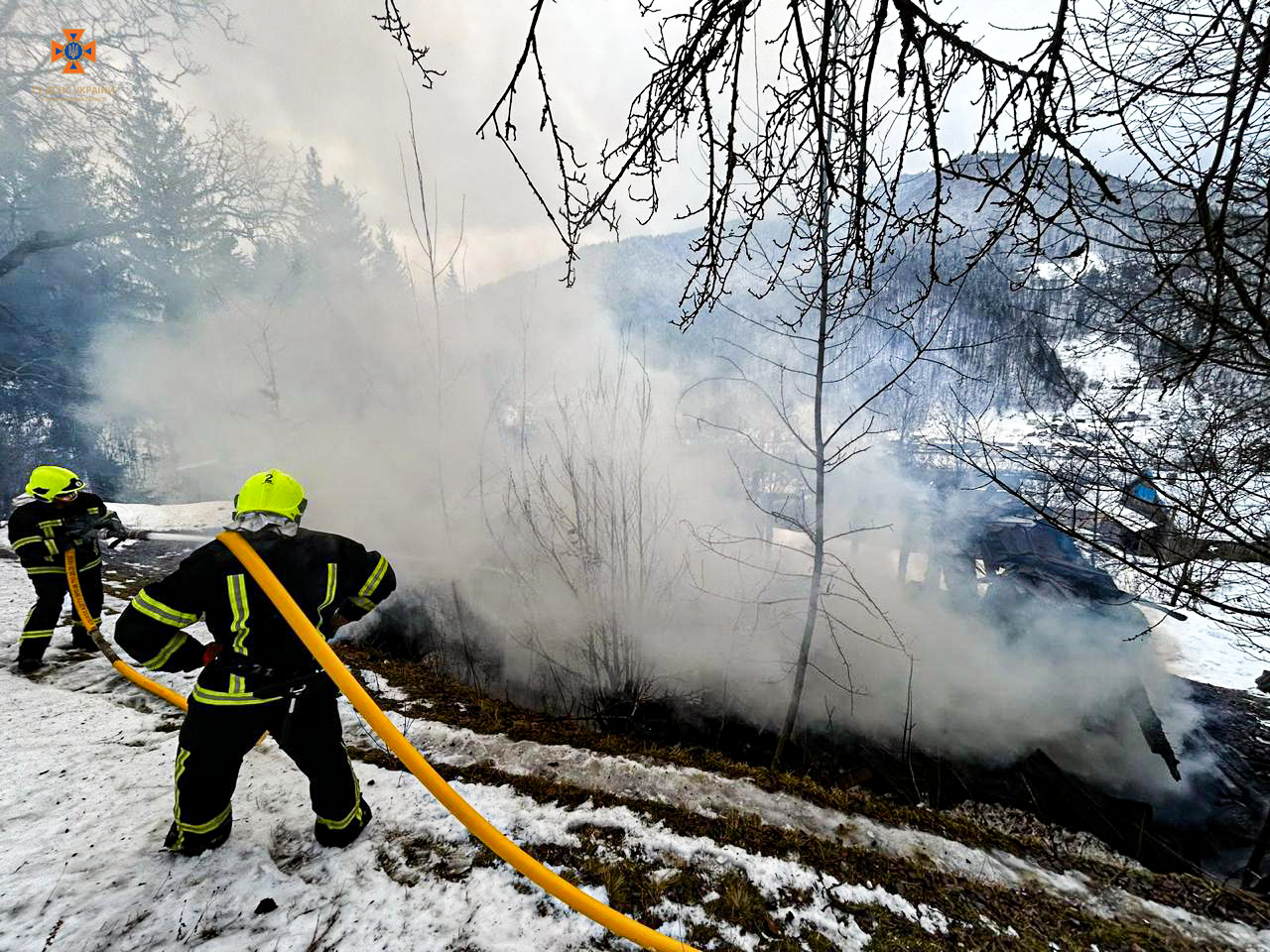 Пожежники гасять пожежу в селі Костилівка 