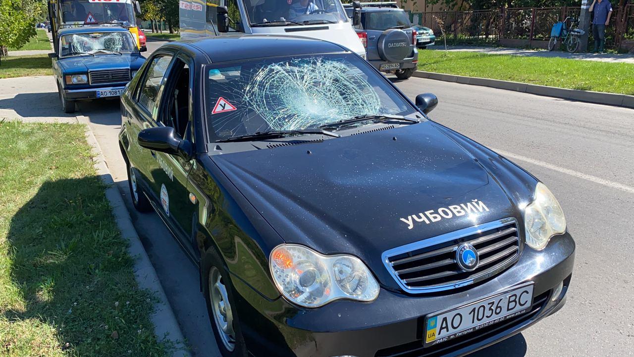 Неадекватний чоловік в Ужгороді на  Заньковецькій за 15 хвилин пошкодив 10 авто 