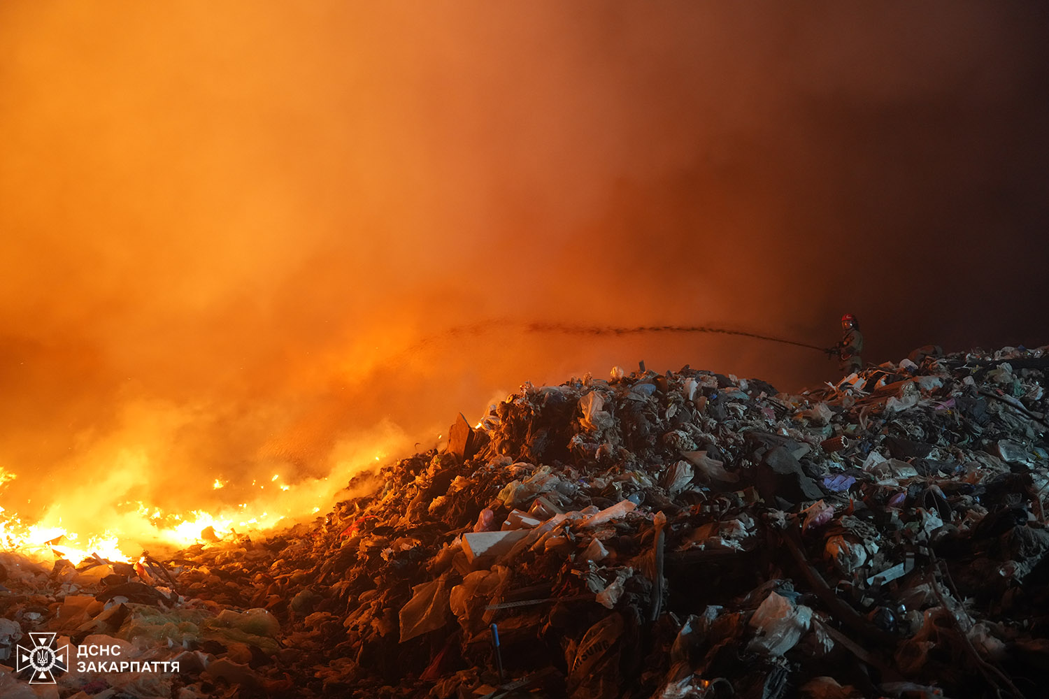 Пожежа на сміттєзвалищі у Барвінку
