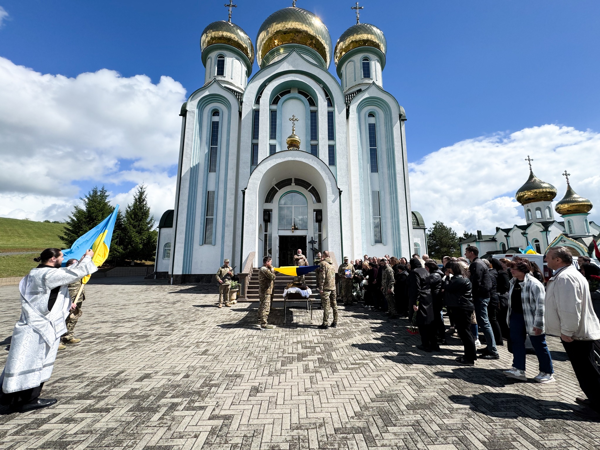 У Мукачеві попрощалися з полеглим захисником Володимиром Сурняком