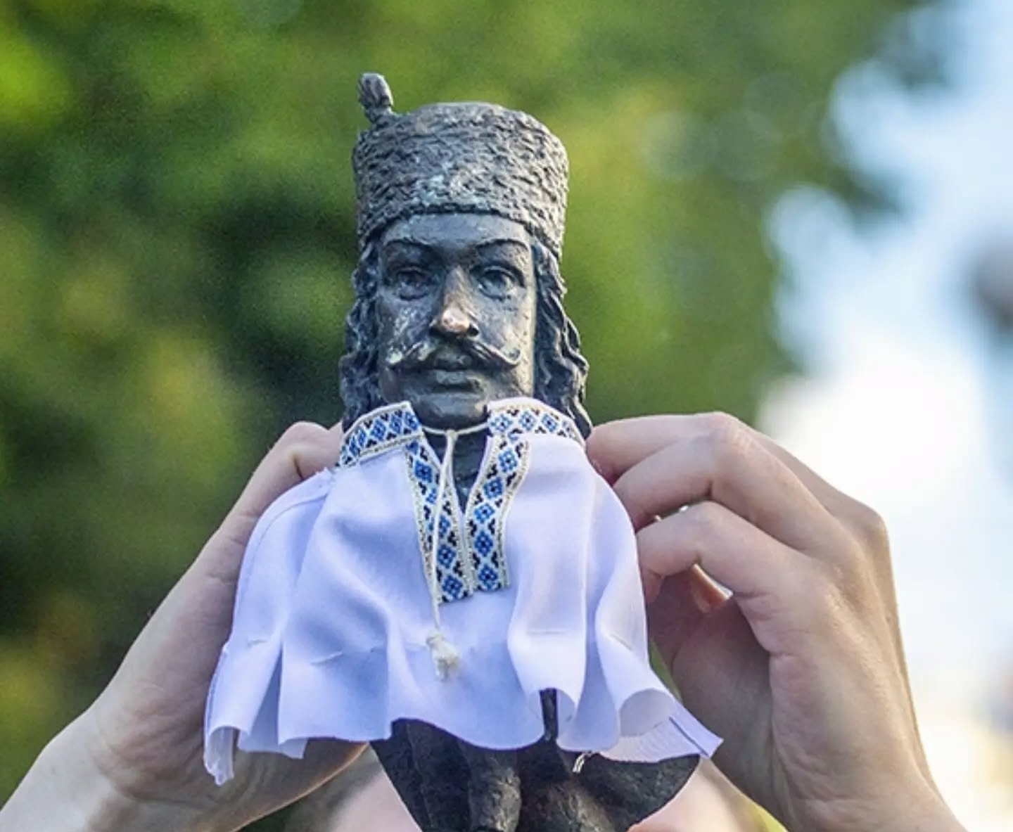 Вбрані у вишиванки мініскульптури у Мукачеві