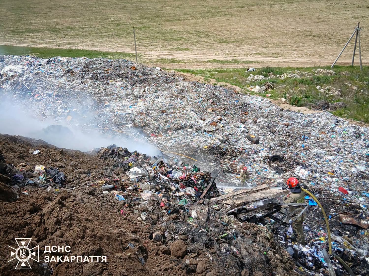 Ліквідація пожежі на сміттєзвалищі у Барвінку