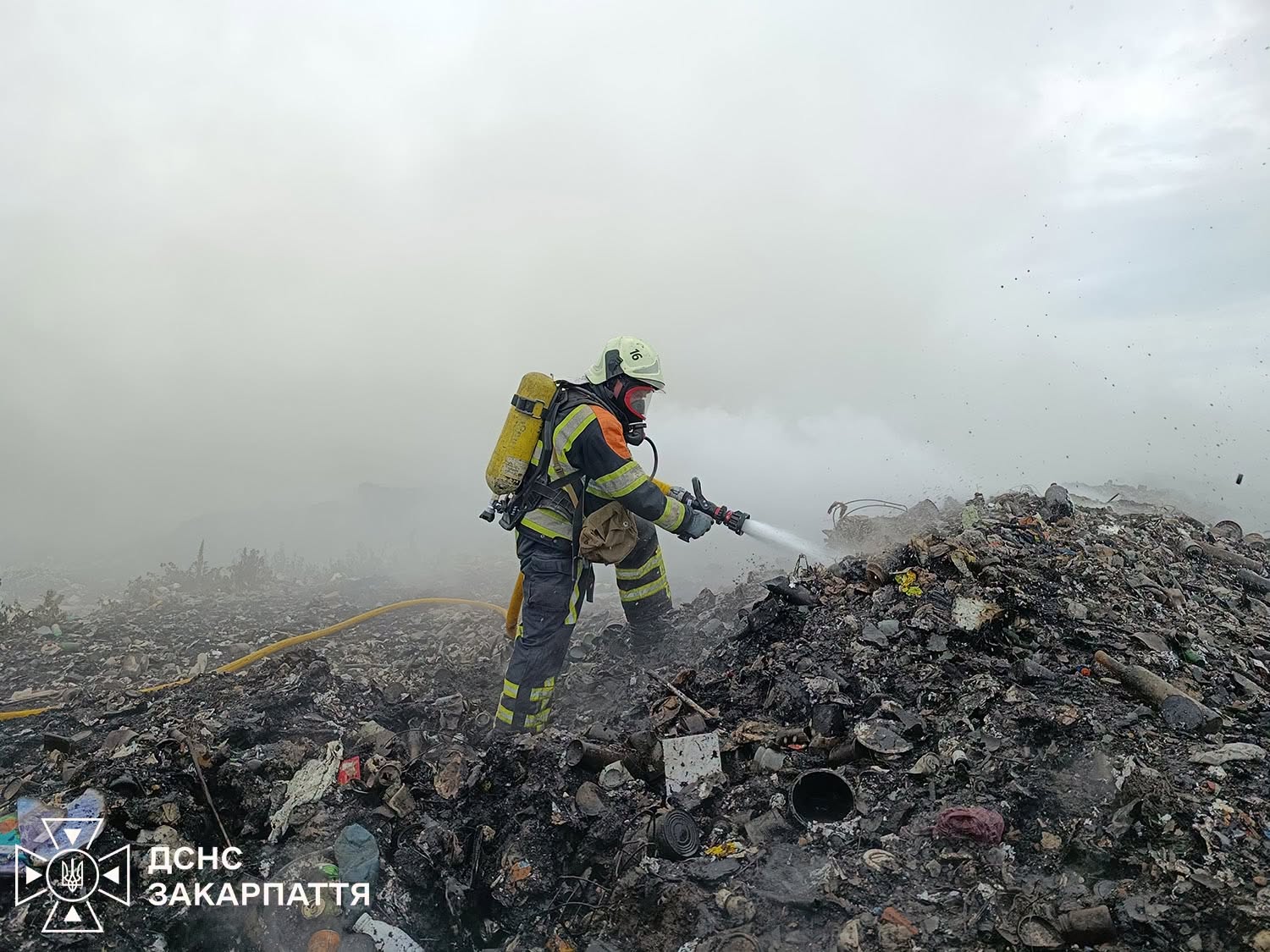 Ліквідація пожежі на сміттєзвалищі у Берегові