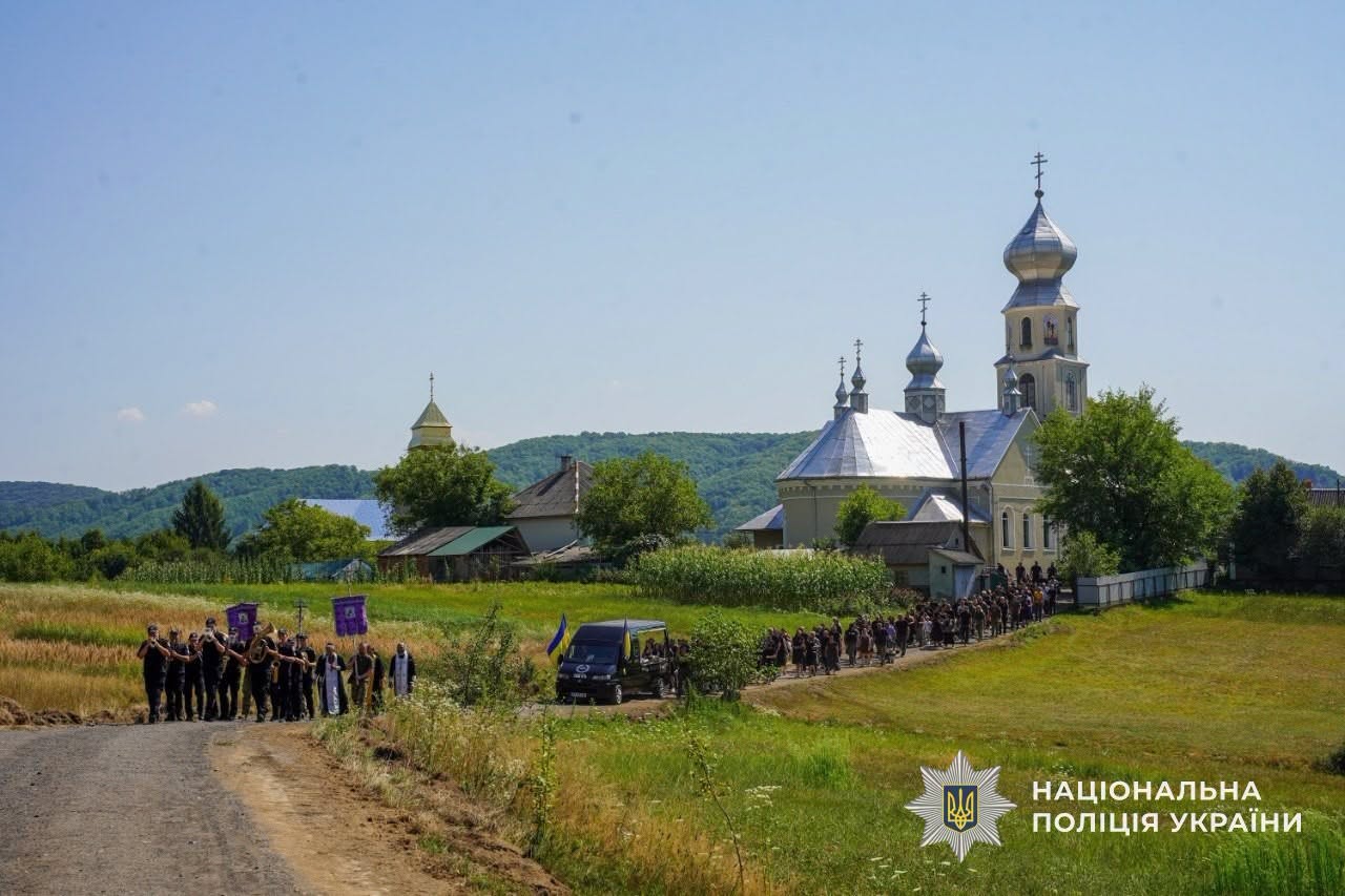 Прощання із полеглим поліцейським Юліаном Гербеєм на Хустщині