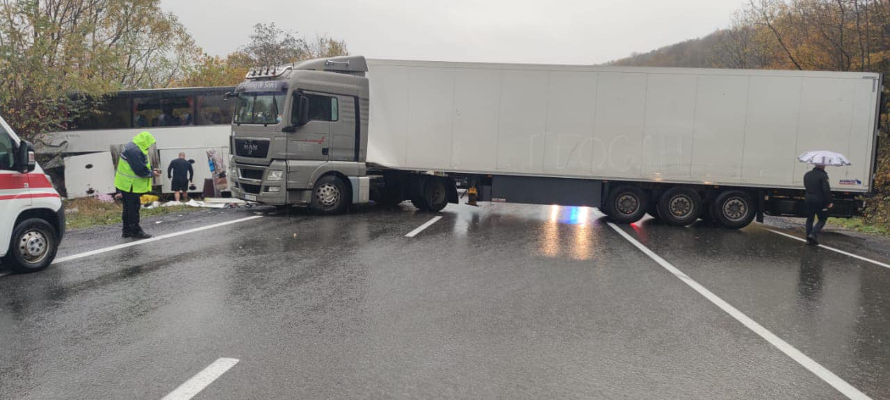 Також постраждало 6 пасажирів автобуса