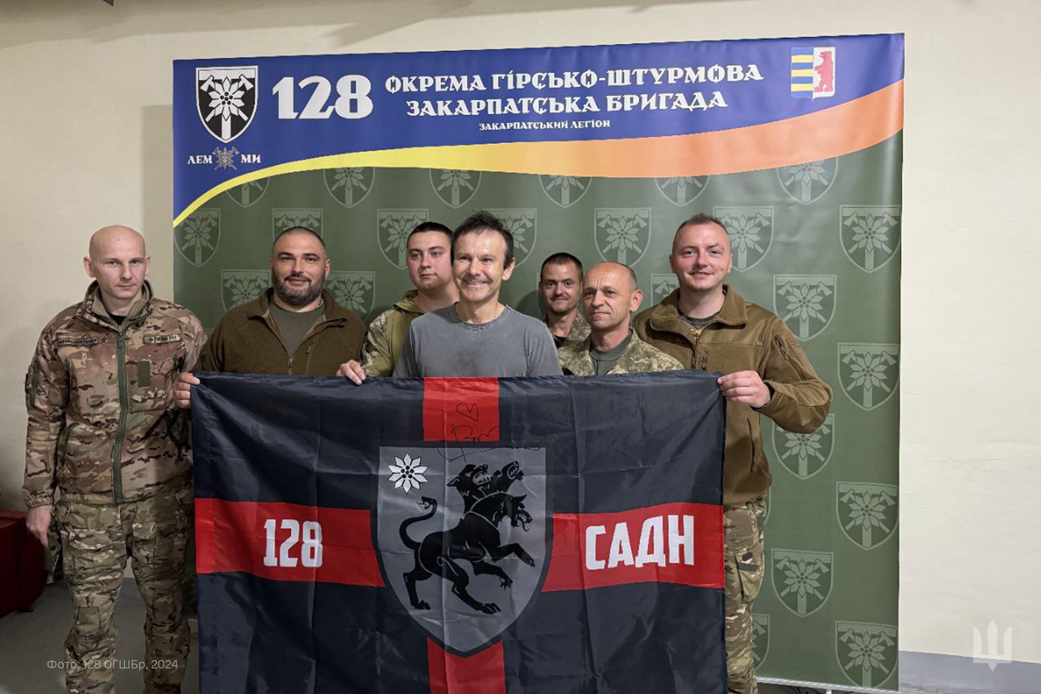 Лідер гурту «Океан Ельзи» з бійцями 128-ї бригади 