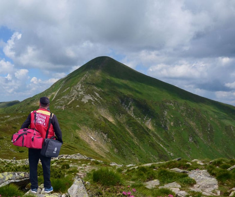 Працівник "екстренки" поспішає на допомогу пацієнту 