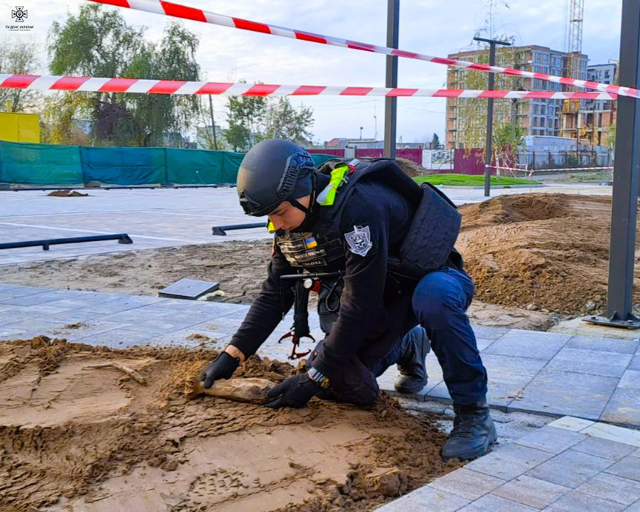 Вибухотехнік працює на місці виявлення боєприпасу