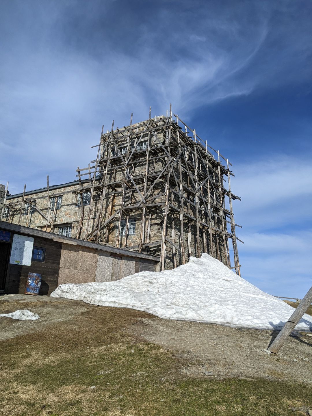 На світлині, опублікованій рятувальниками 17 травня, видно, що сніг ще не весь розтанув 