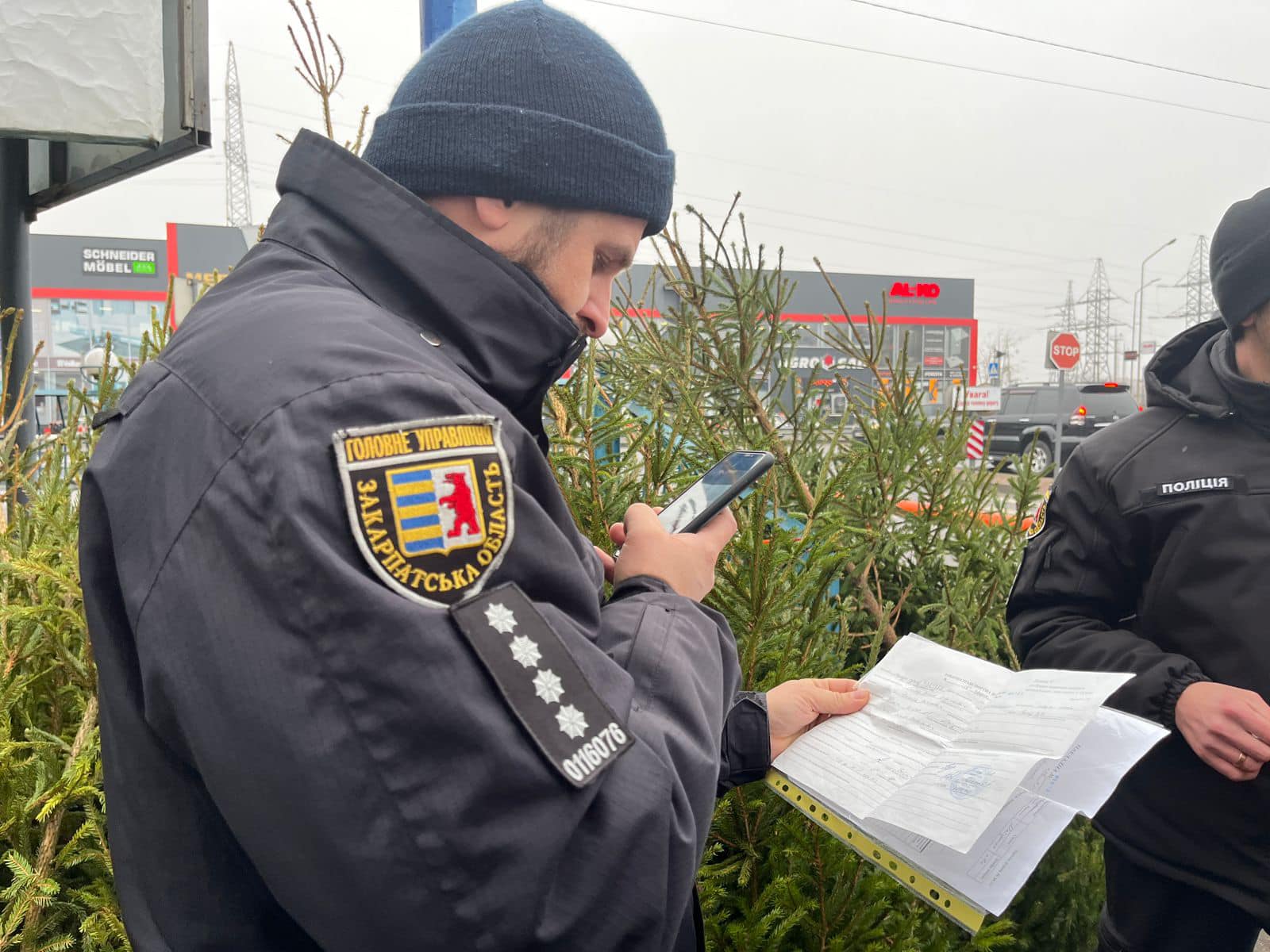 Правоохоронець під час перевірки 