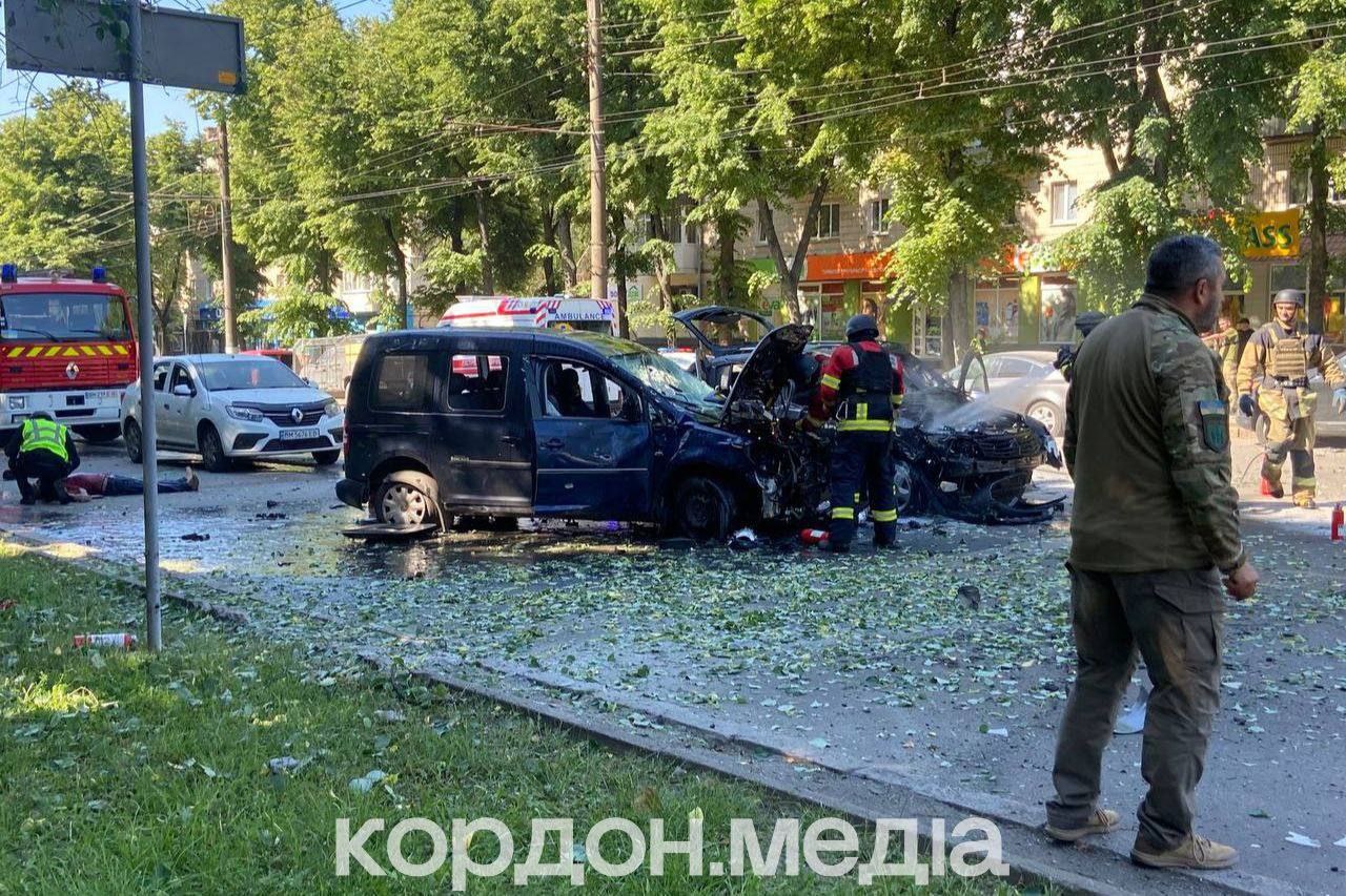 Автомобілі після таки росіян у Сумах