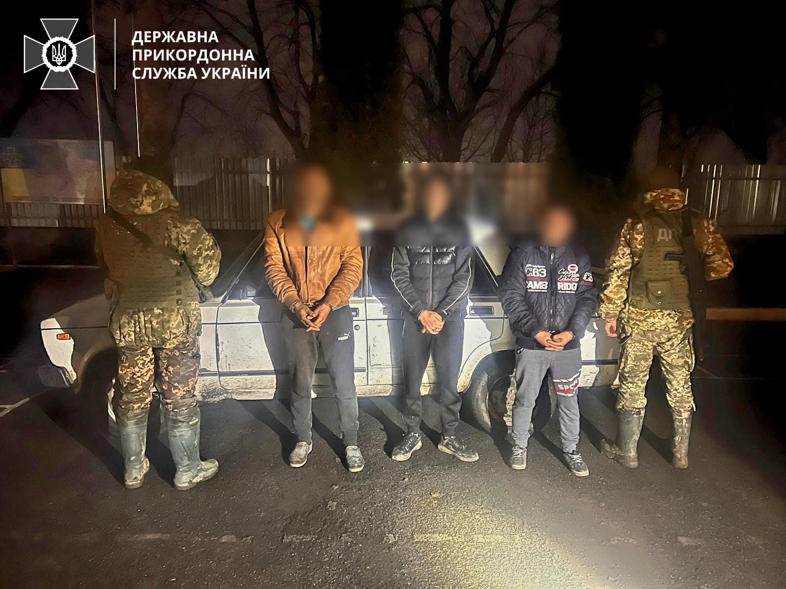 Затримані чоловіки, які намагалися штурмувати словацький кордон на "жигулі"