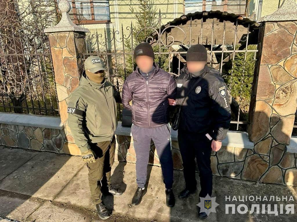 Власник фірми вносив водії до системи "Шлях", що давало їм можливість безперешкодно покидати межі України 