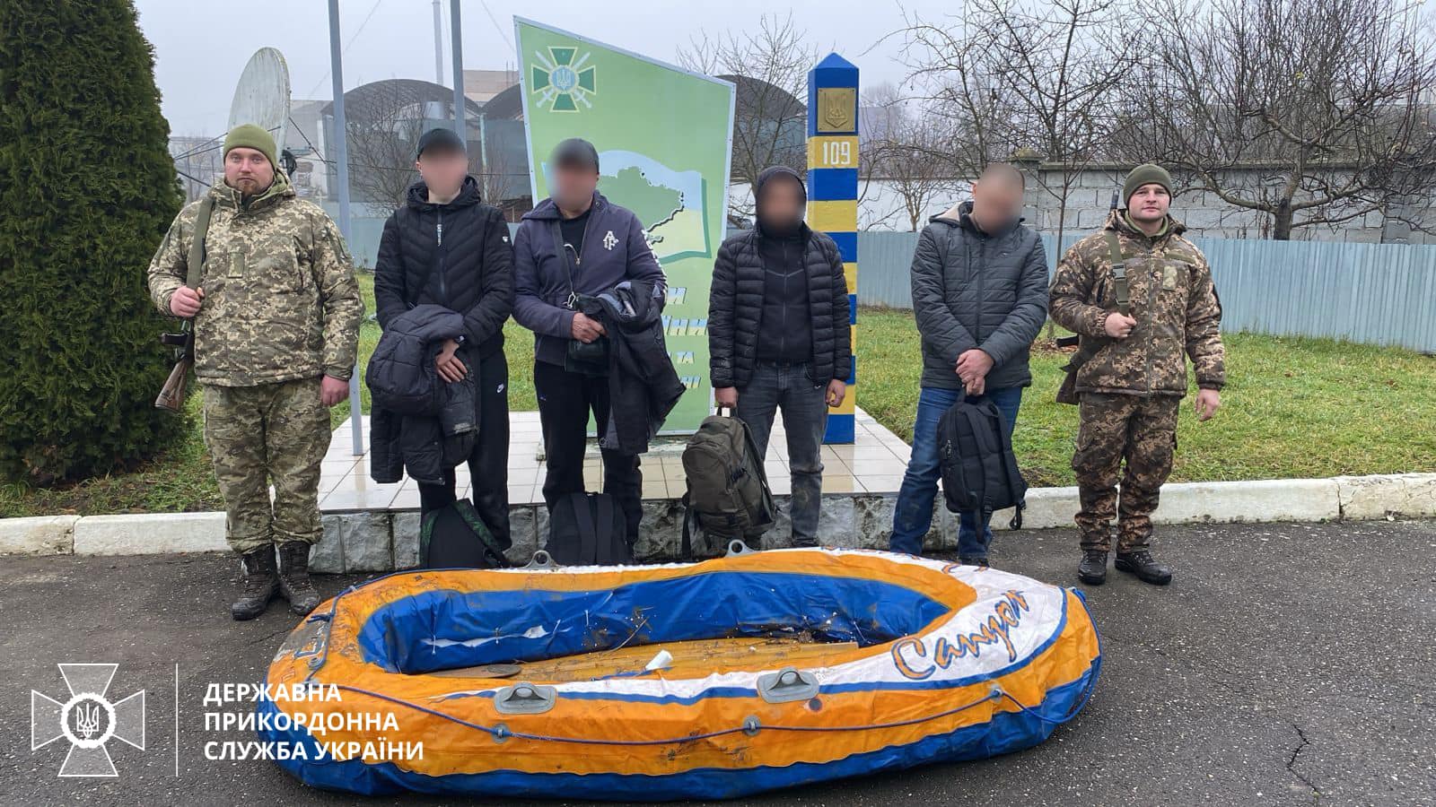 На цьому човні чотири чоловіки намагалися переплисти бурхливу Тису 