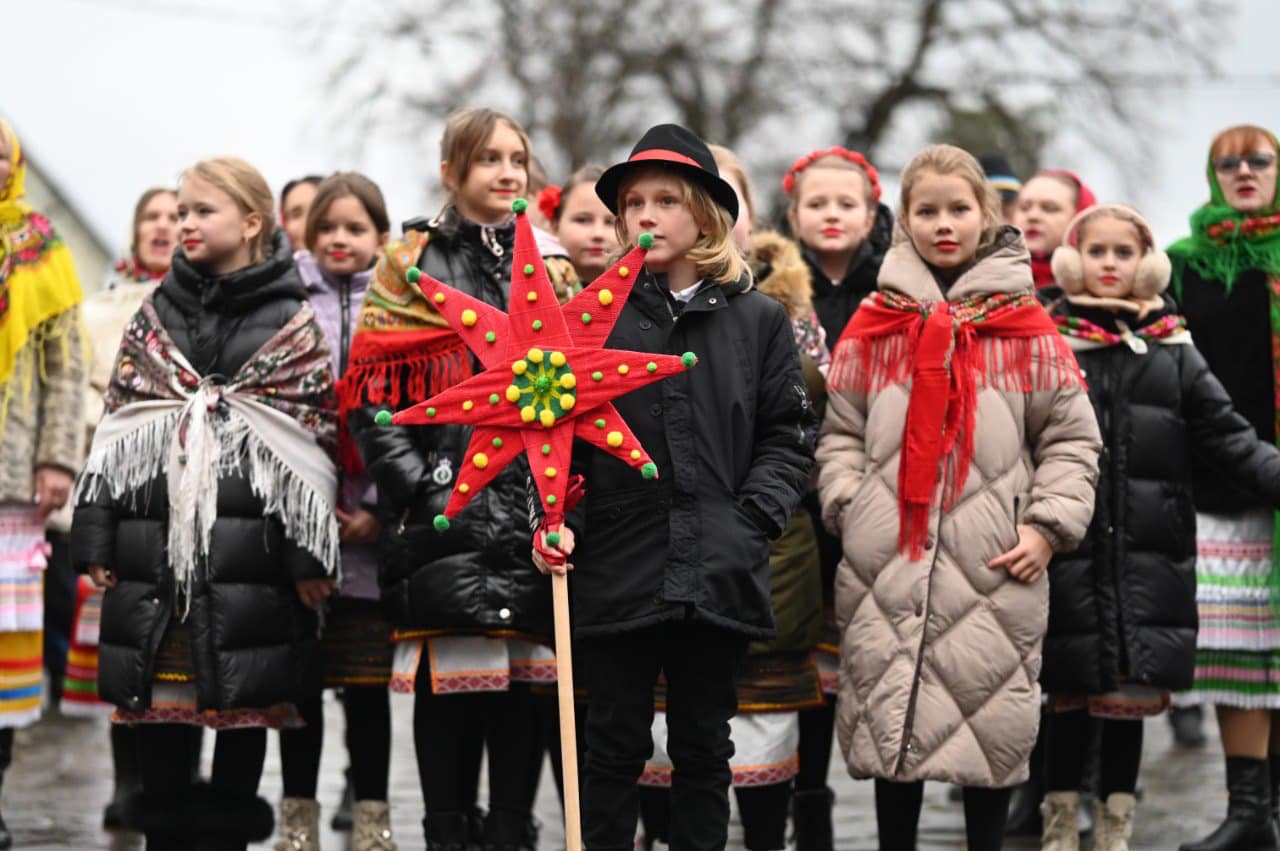 Юні колядники на сьогоднішньому заході у скансені