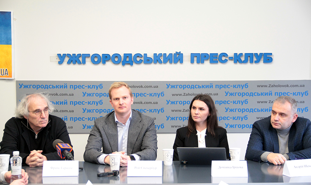 Учасники проект під час прес-конференції в Ужгородському прес-клубі