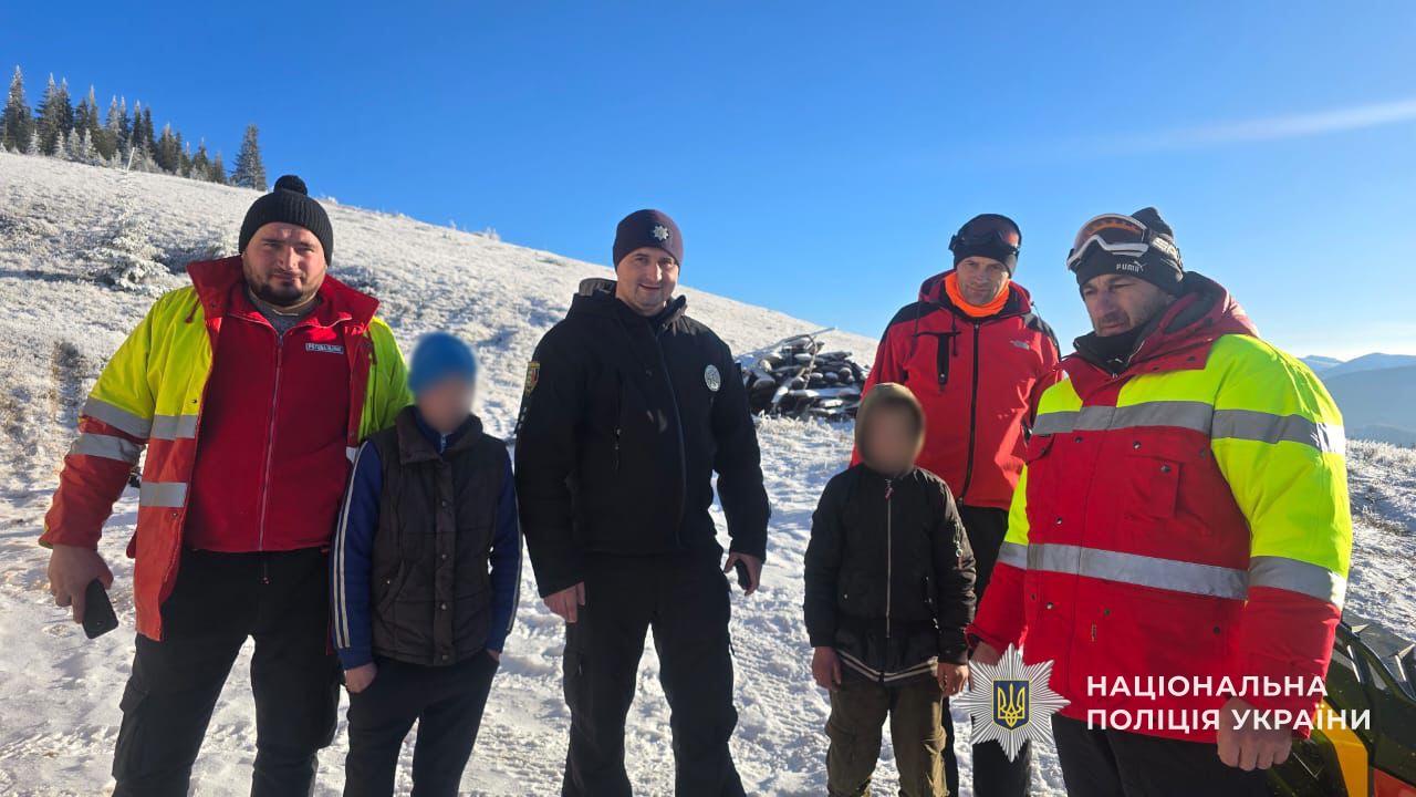 Діти з поліцейськими і ратувальниками