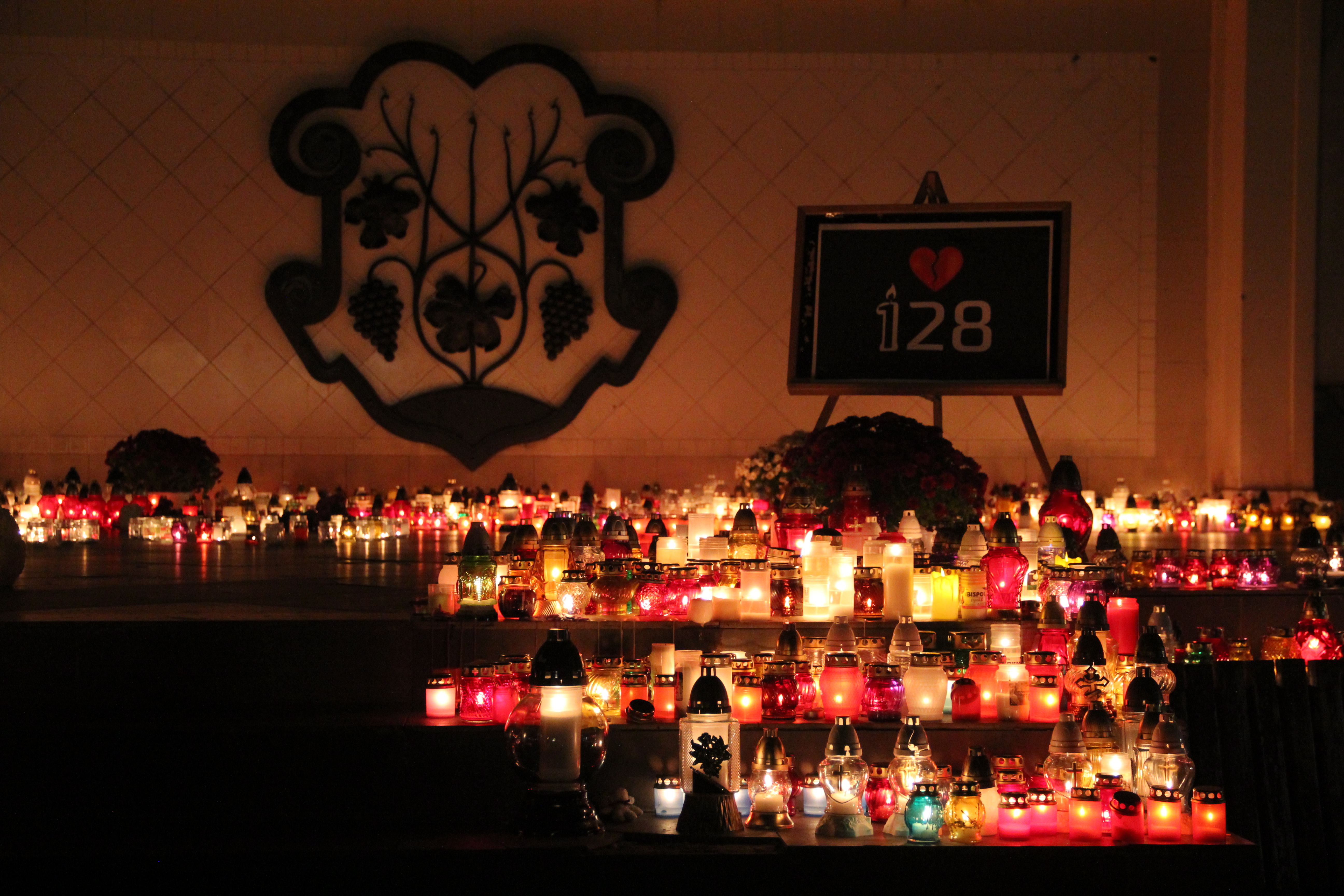 Герб Ужгорода на площі Театральній та сотні запалених свічок у пам'ять про бійців 128-ї бригади