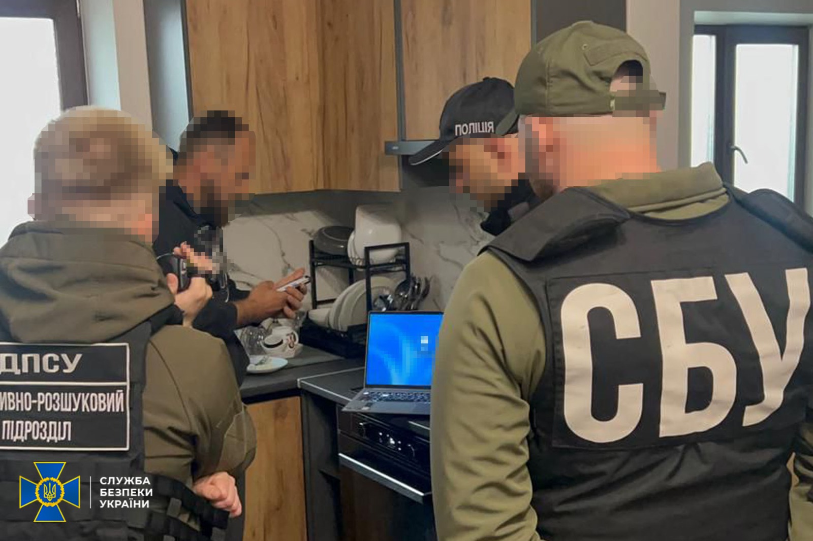 Підозрюваний з правоохоронцями