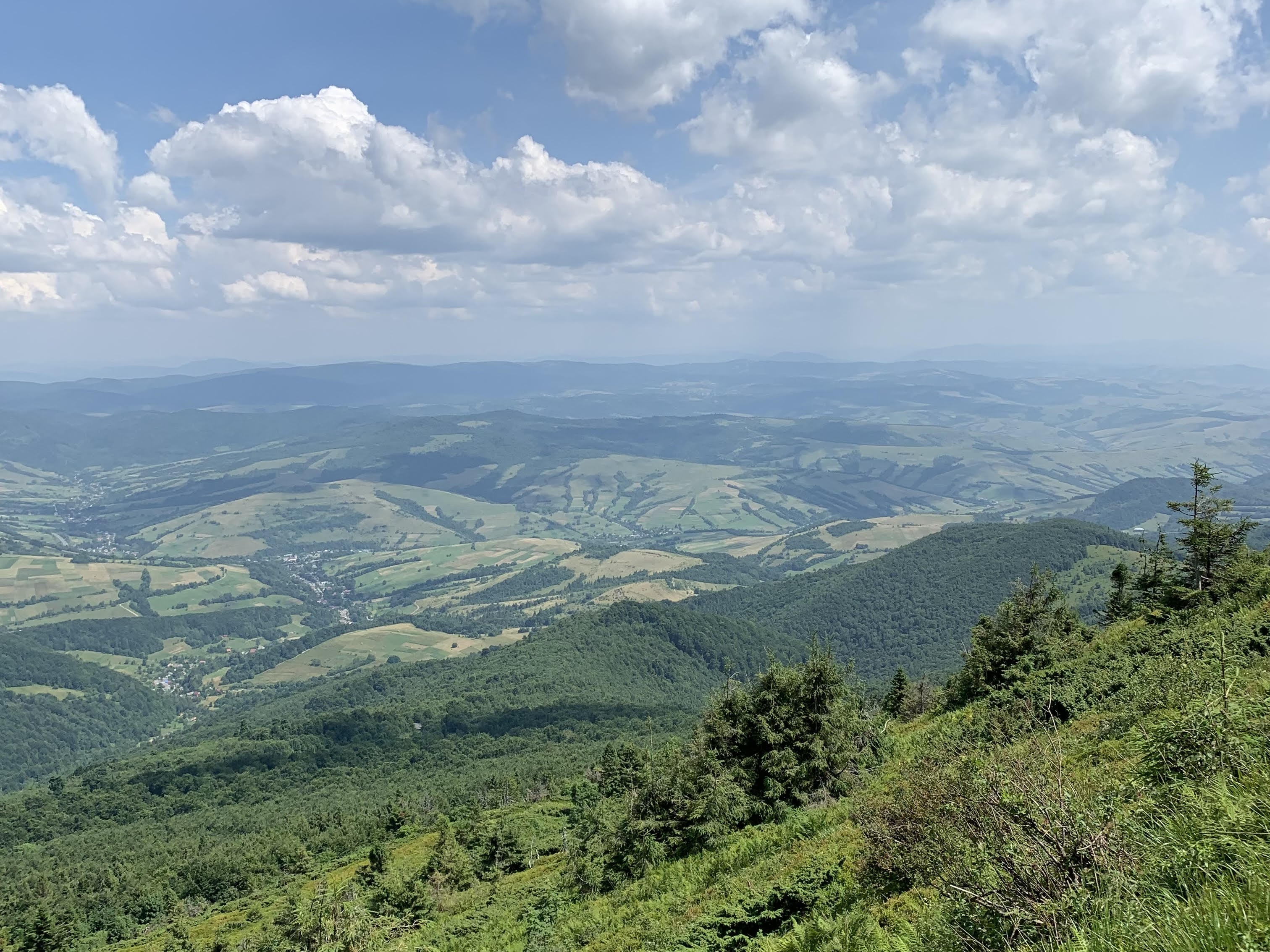 Краєвид гірської місцевості у Закарпаття