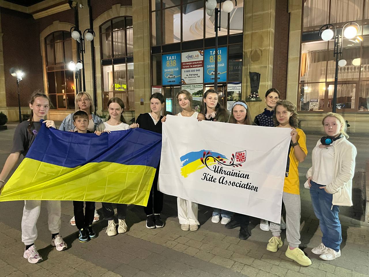 Підліткова збірна на залізничному вокзалі в Ужгороді 