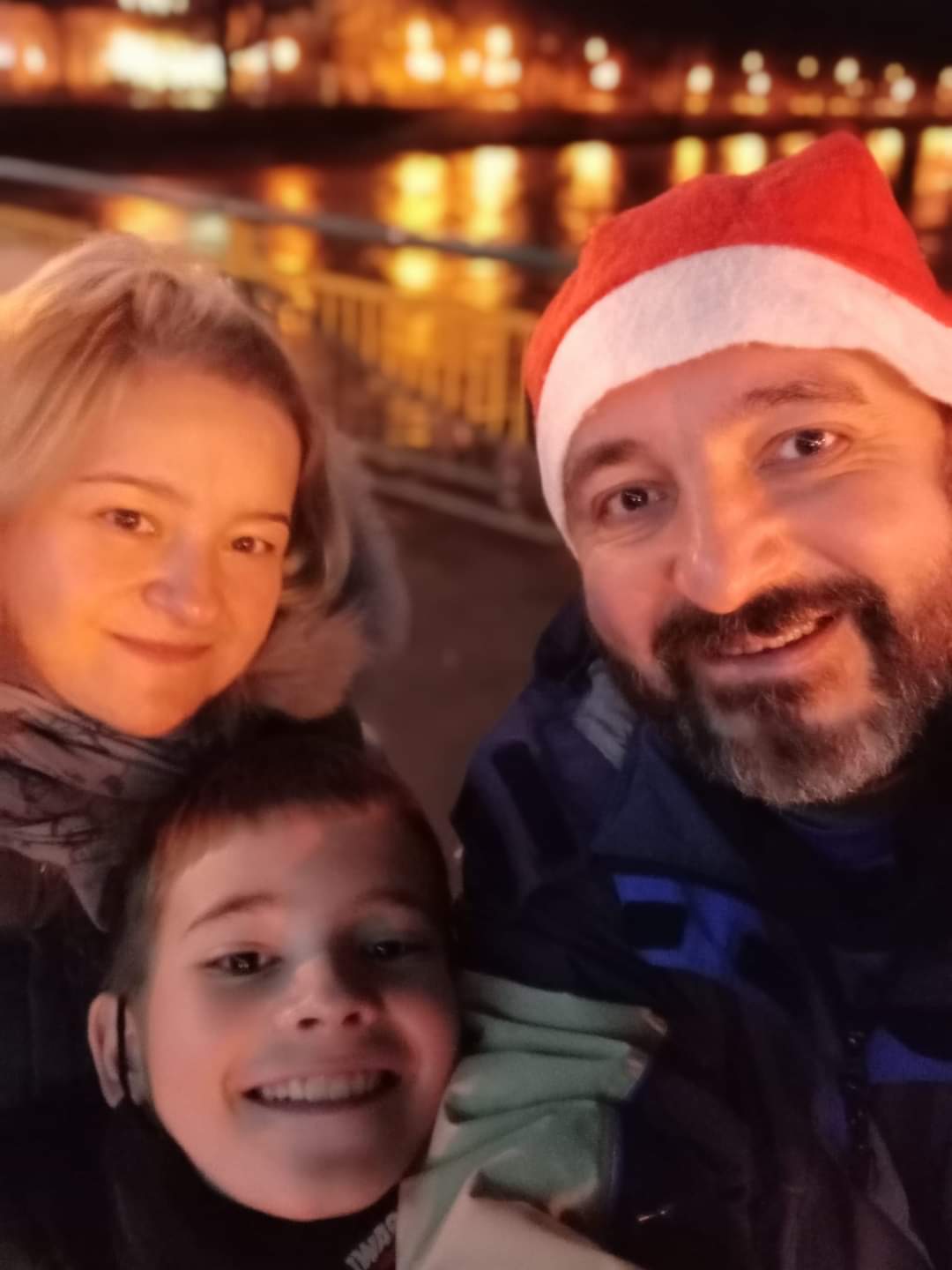 Олександр Пристая, дружина Тетяна та син Олександр на пішохідному мосту на Новий 2021 рік