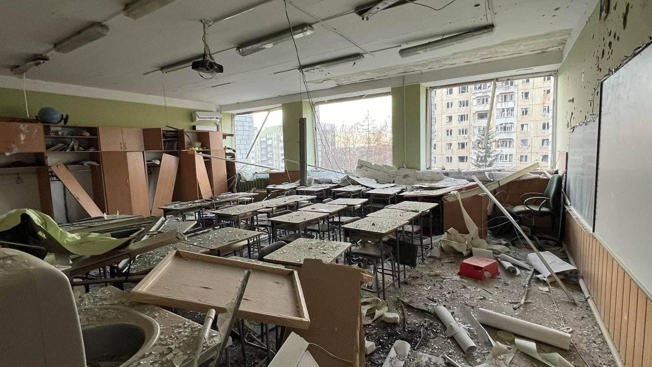 Зруйнований клас у школі у Львові. Наслідки ракетного удару росіян