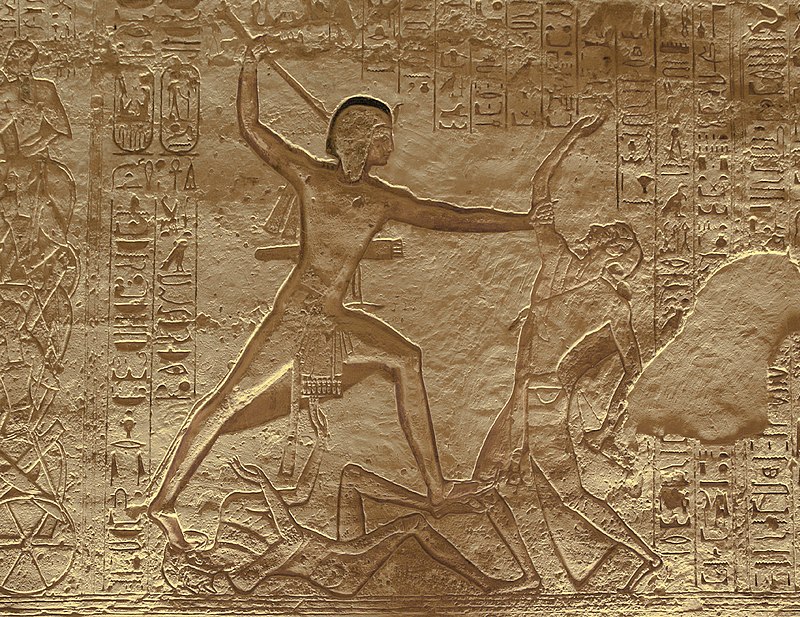 Рамзес II вбиває одного ворога і топче іншого (з рельєфу всередині його храму Абу-Сімбел)