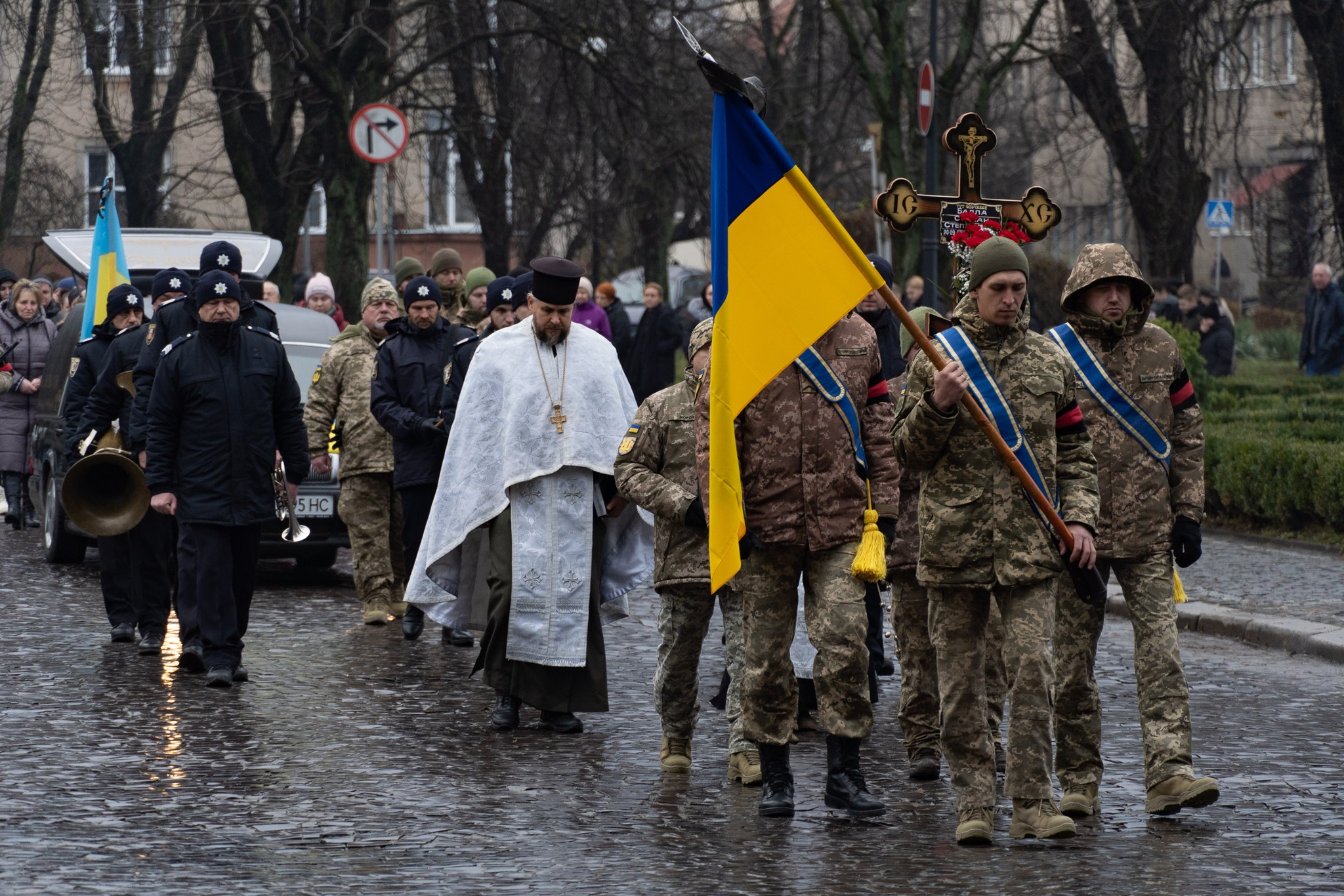 військові на похороні 