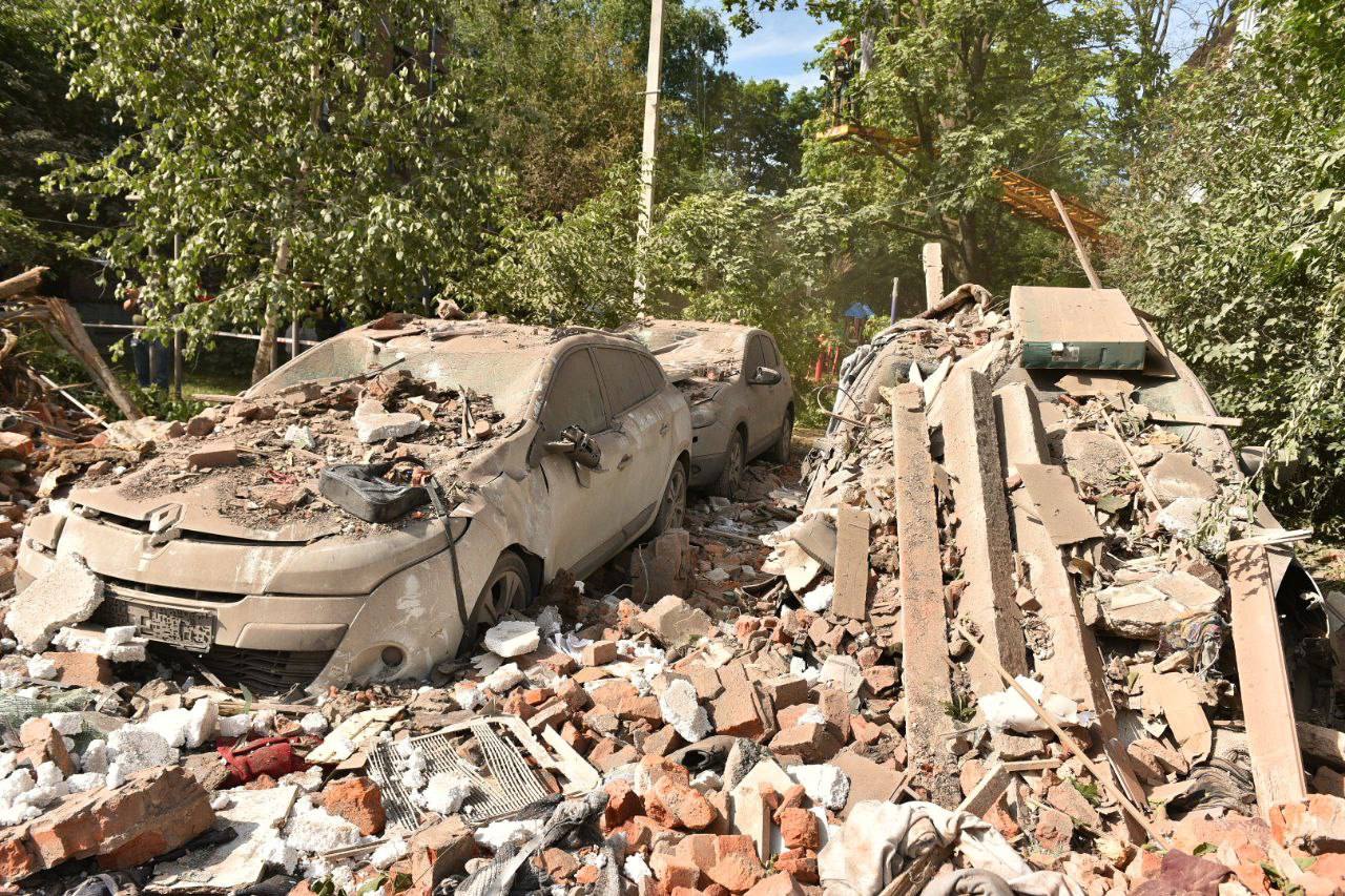 П'ятиповерхівка у Харкові після влучання рсоійської ракети