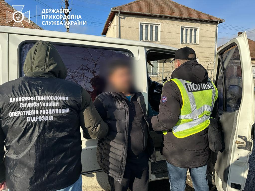 Також правоохоронці затримали переправника 