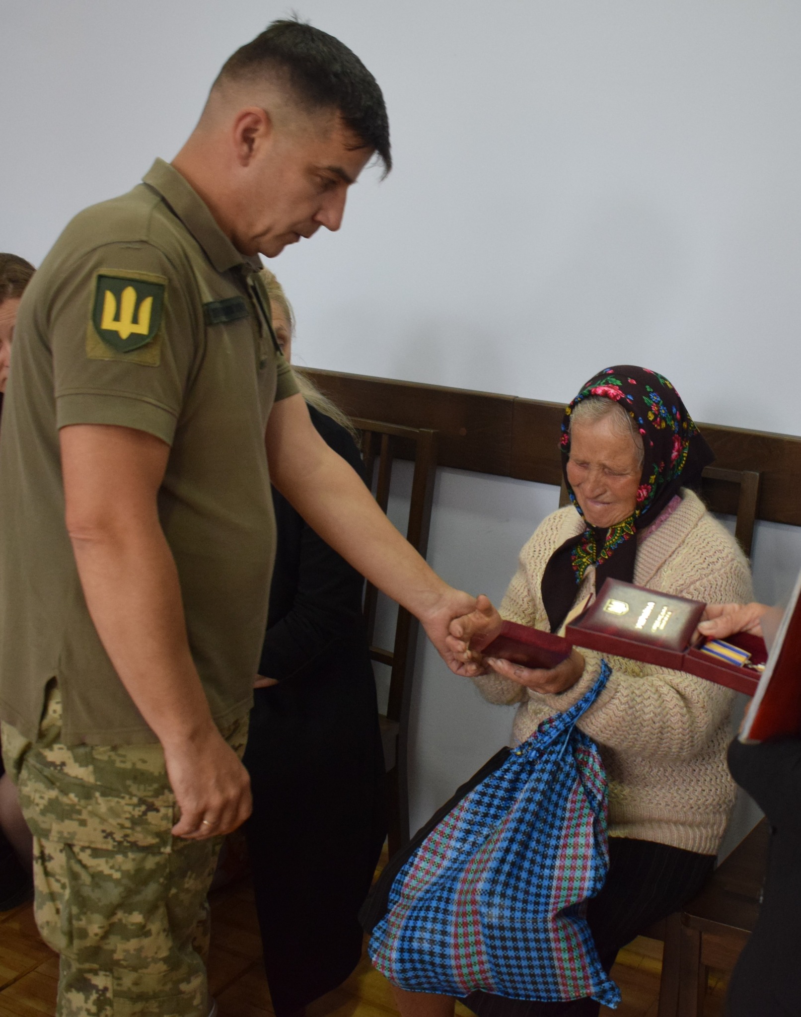 Вручення нагороди мамі загиблого