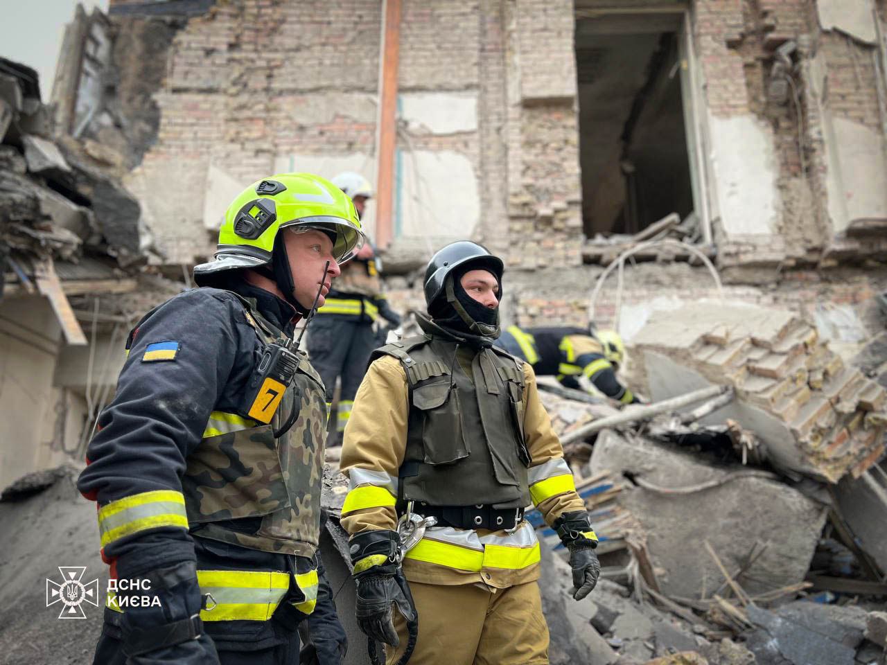 Рятувальники розбирають завал після атаки росіян балістичними ракетами