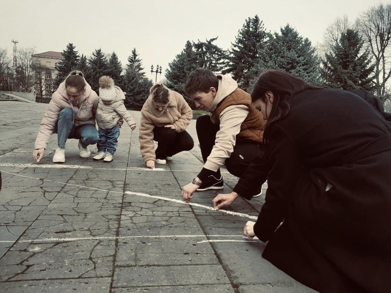Актори перед драмтеатром в Ужгороді пишуть слово "Діти"