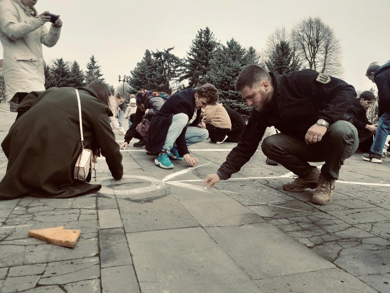 Актори перед драмтеатром в Ужгороді пишуть слово "Діти"