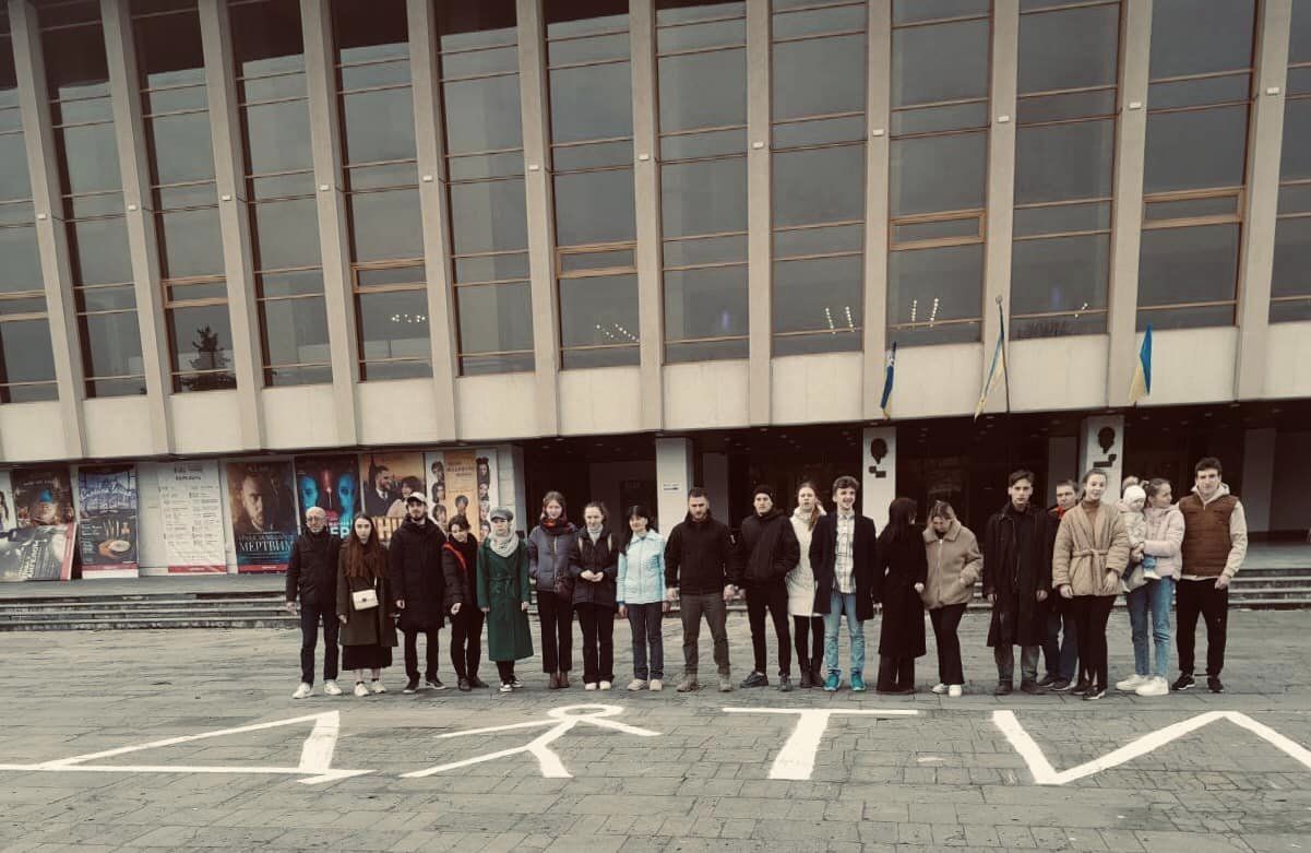 Актори перед драмтеатром в Ужгороді пишуть слово "Діти"