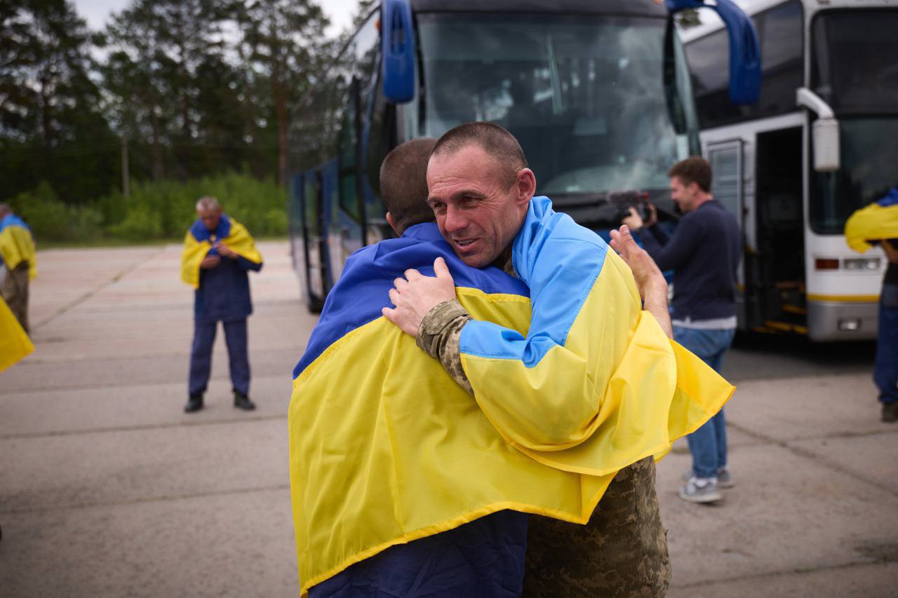 Обійми військових