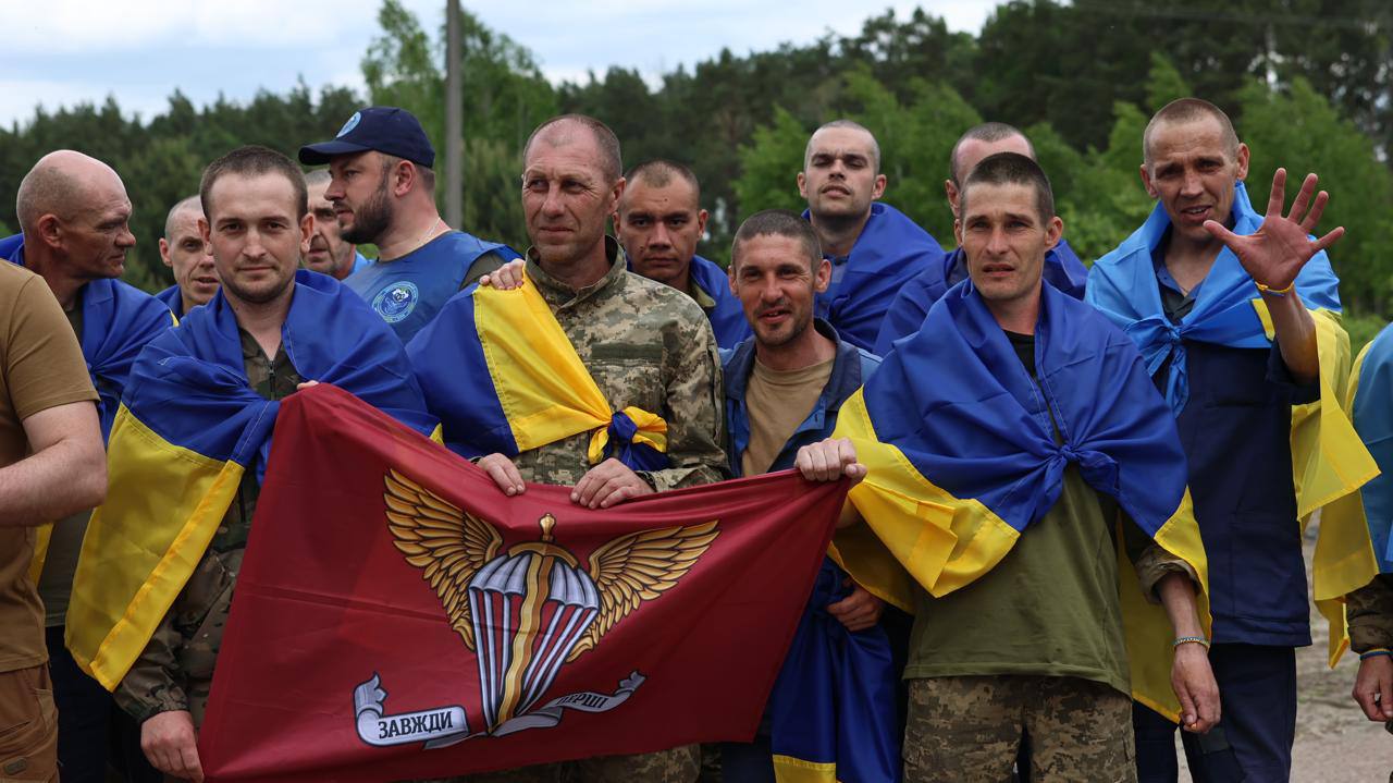 військові з прапорами України
