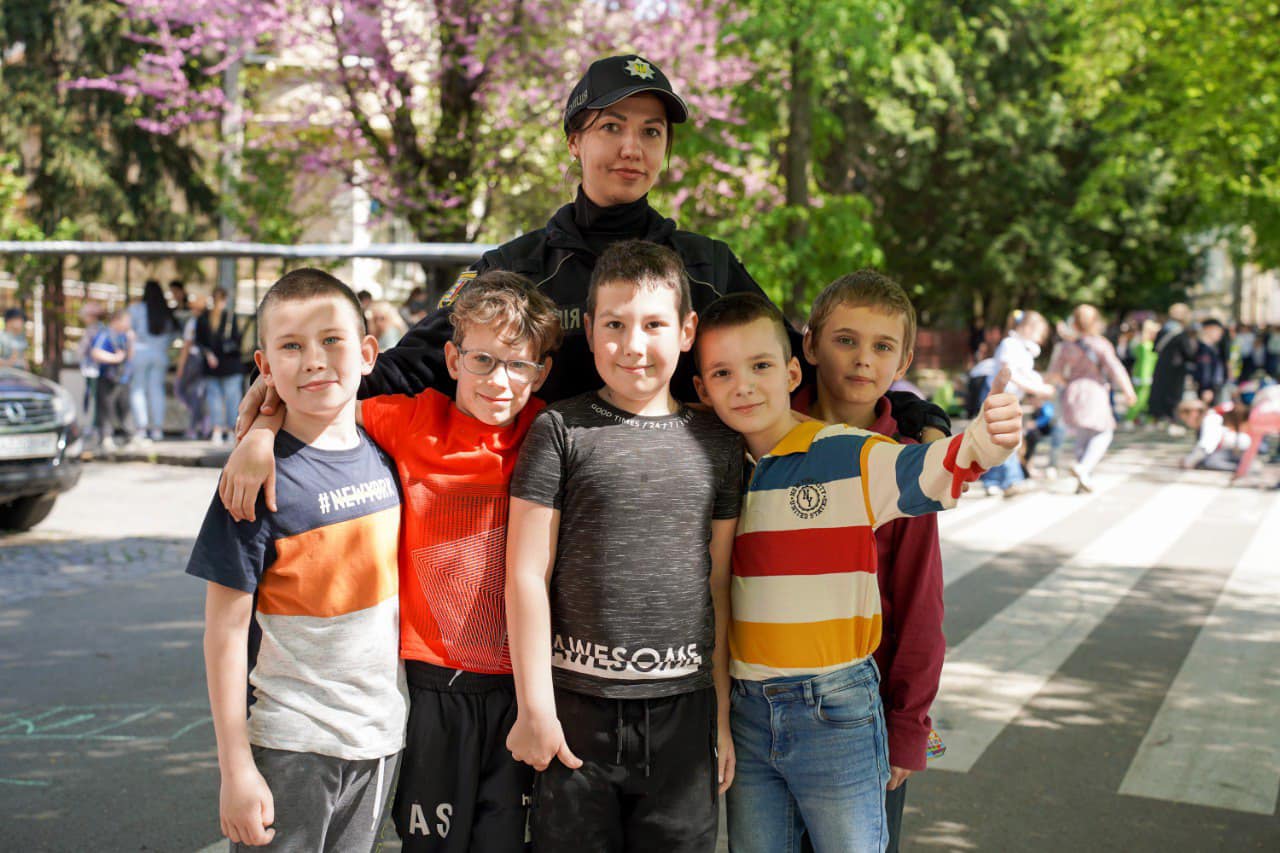 Діти з поліцейською вийшли на підтримку дітей Харківщини