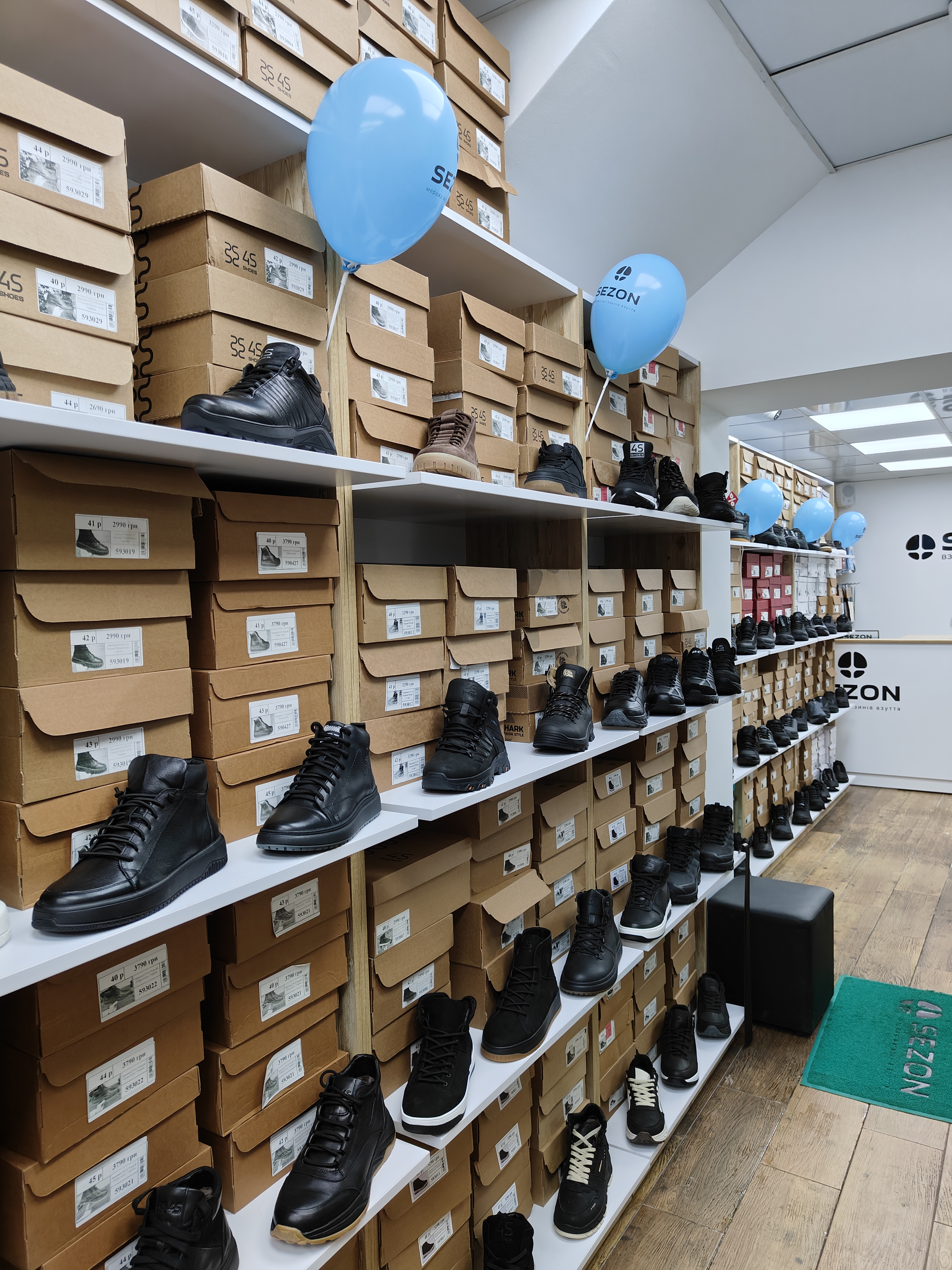Асортимент магазину взуття у Виноградові