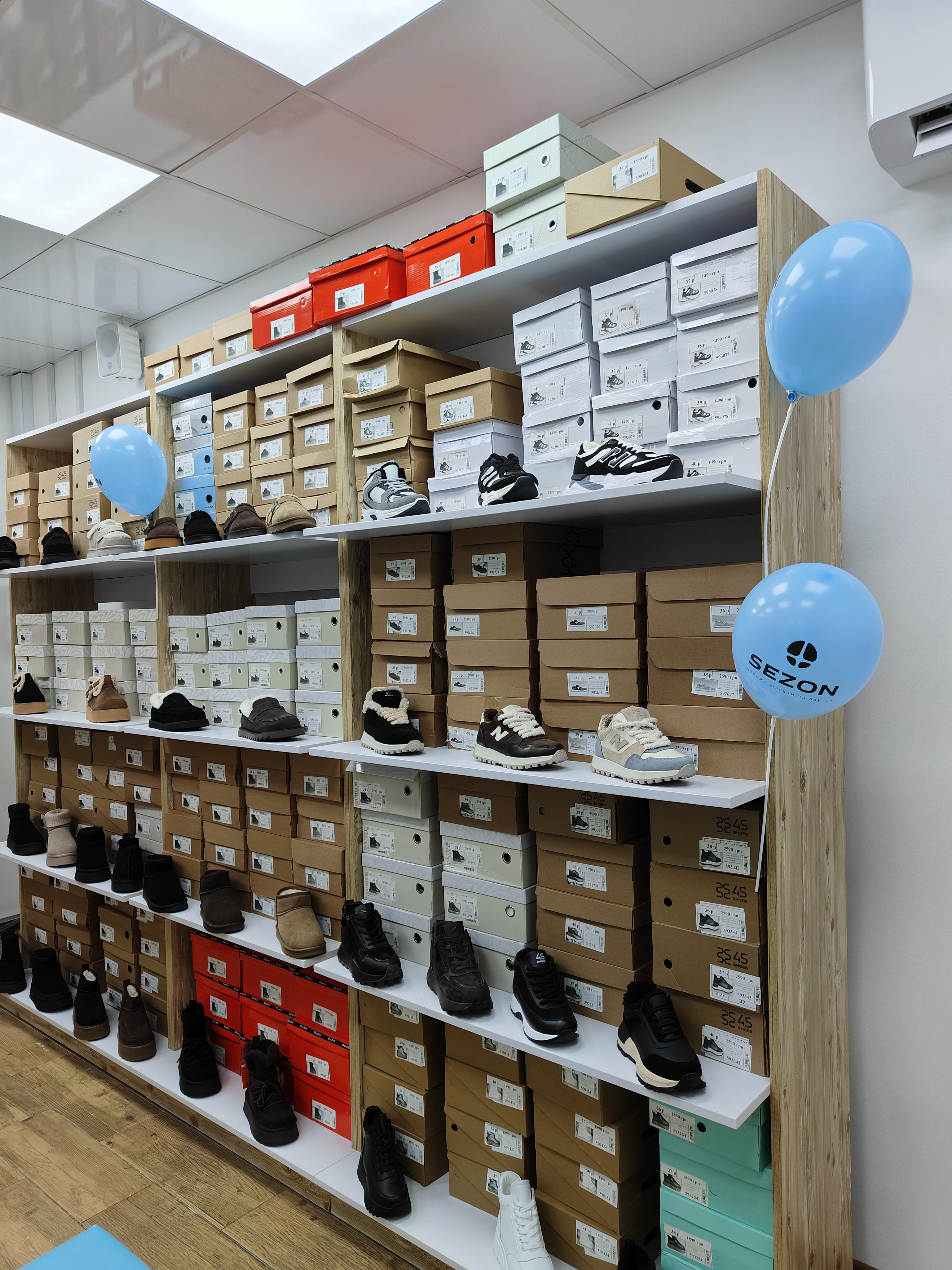 Асортимент магазину взуття у Виноградові