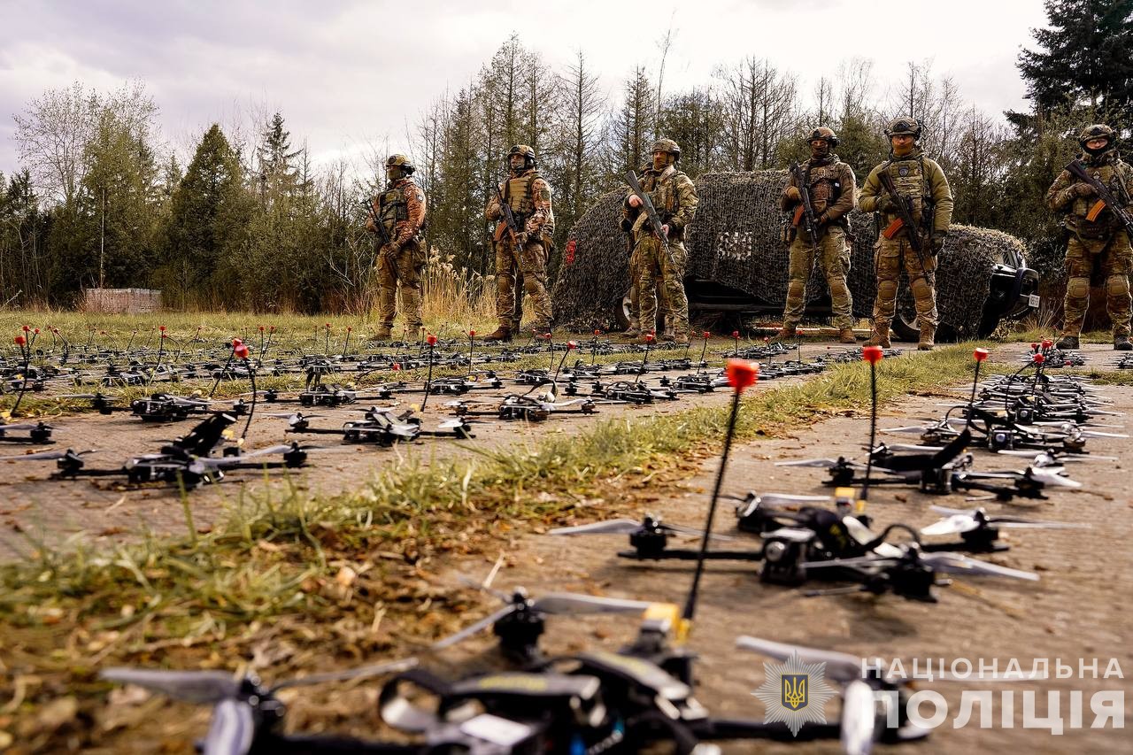 поліцейські-захисники з дронами, які їм передали закарпатські колеги