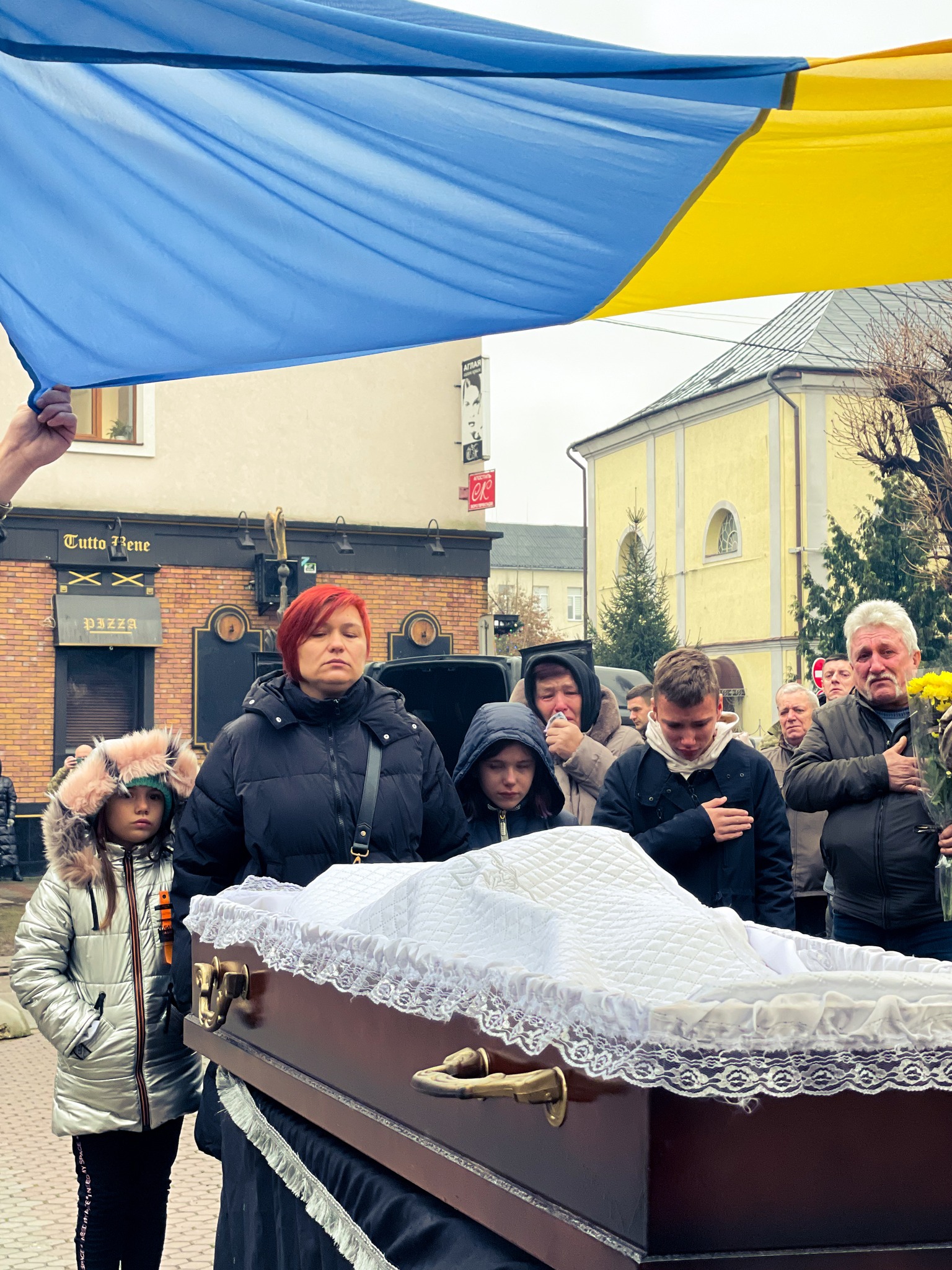 рідні прощаються з Воїном 