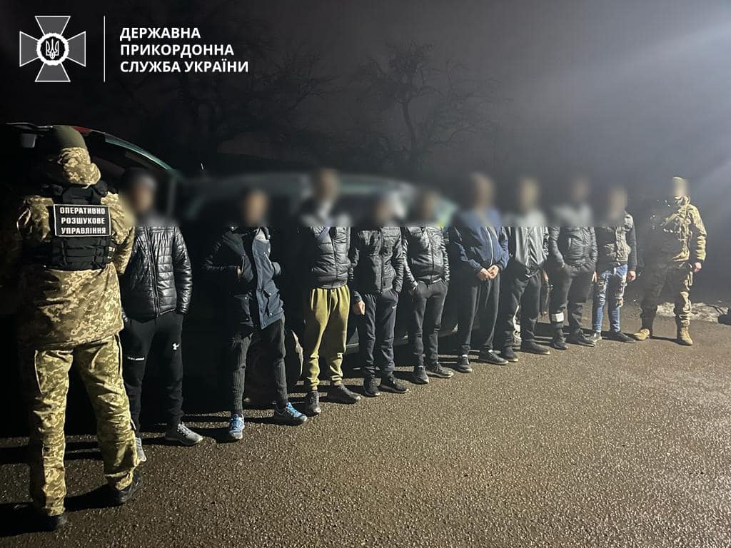 Чоловіки всі в одному авто хотіли незаконно перетнути кордон із Словаччиною 