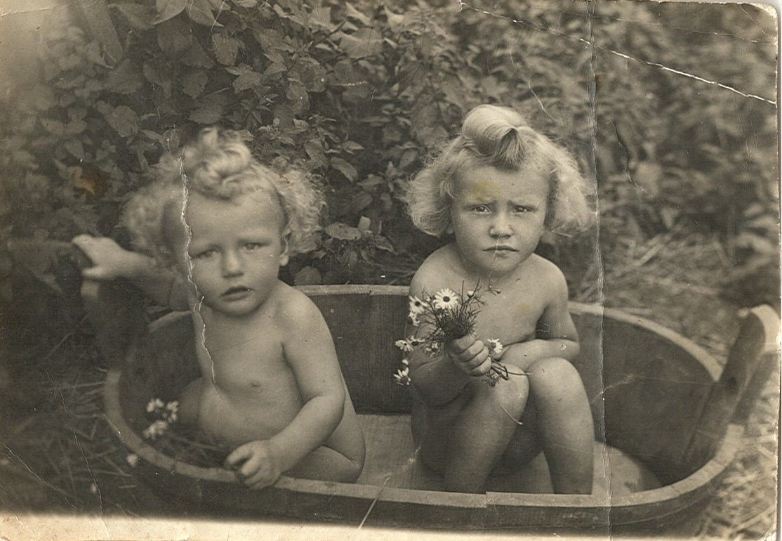 Мирослав (ліворуч) зі сестрою Мілкою після переселення в Україну. 1947 р.