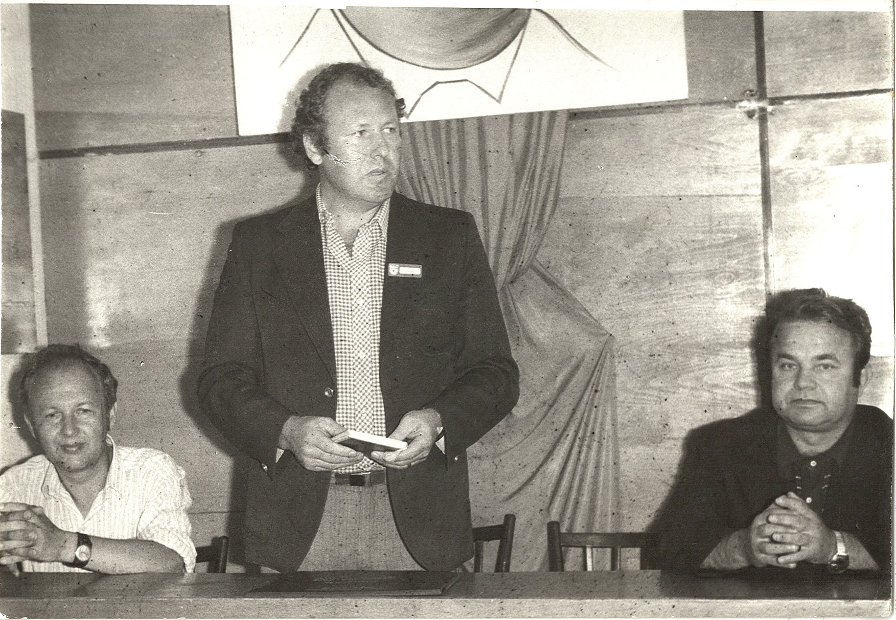 Виступ М. Сополиги на семінарі "Міжетнічні взаємини в народному будівництві" у Львові. За столом Юрій Лангер (зліва) та директор Львівського музею народної архітектури та побуту Борис Рибак. 1983 р.